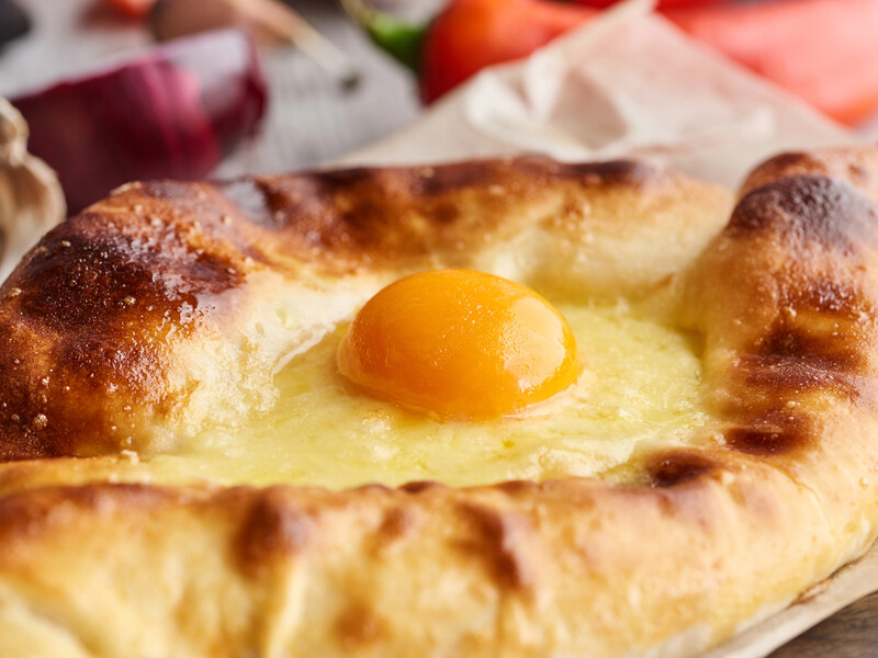 Із тіста сформуйте човники, додайте три види сиру. Рецепт хачапурі по-аджарськи