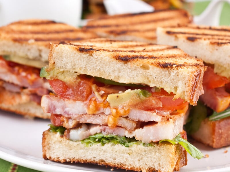 Додайте це в тости – і вони вийдуть соковитими, а хліб залишиться хрустким. Рецепт смачного сніданку