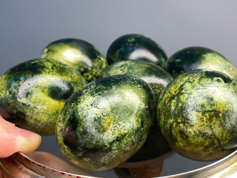 Додайте це у воду – і вийдуть мармурові крашанки. Лайфхак, як ефектно пофарбувати яйця на Великдень