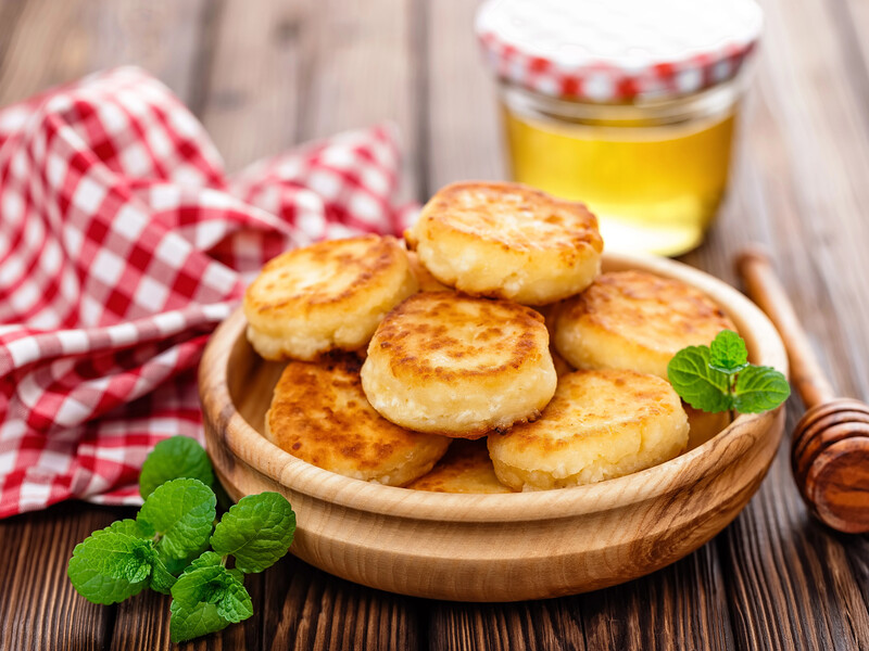 Не додавайте до сирників це – і вони вийдуть бездоганними