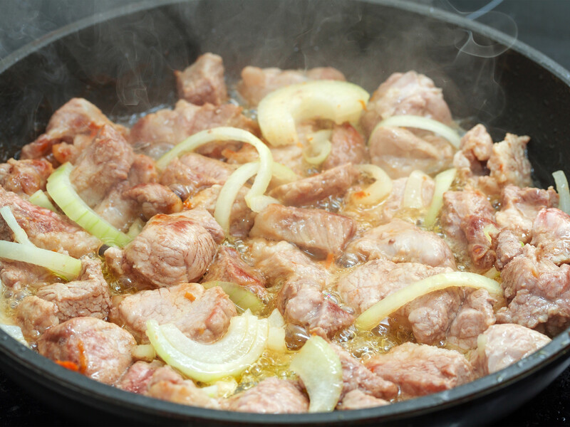 "Мінімум зусиль – максимум смаку!" Додайте лише три інгредієнти до м'яса, щоб воно вийшло дуже смачним