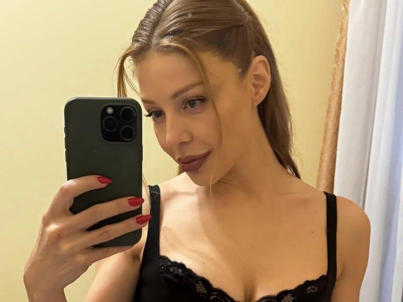 Тіна Кароль показала фігуру в сукні з бічними вирізами