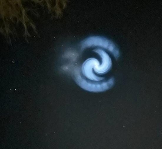 Незвична світла спіраль у небі над Україною: що відомо про унікальне явище