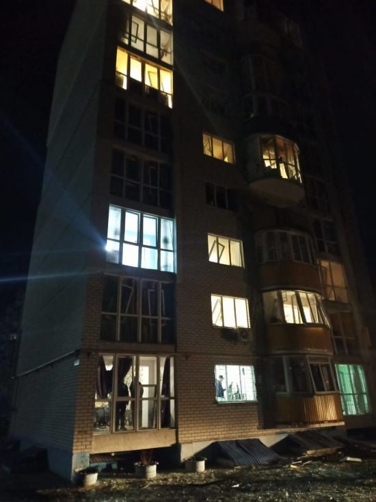 У Чернігові безпілотник влучив у девʼятиповерхівку: що відомо