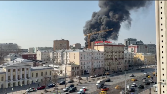 Горить центр Москви: полум’я охопило елітний ЖК (відео)