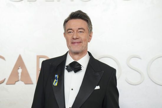 Сценарист "Конклаву" Пітер Строхан публічно підтримав Україну на "Оскарі-2025" виразним жестом