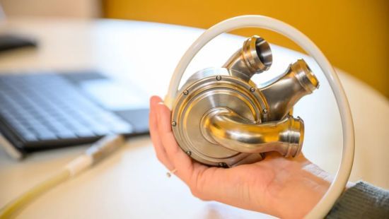 Чоловік прожив 104 дні зі штучним титановим серцем у рамках революційного дослідження