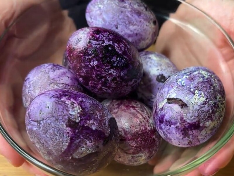 Додайте це в каструлю з водою – і вийдуть космічні яйця. Лайфхак із натуральними барвниками Додайте це в каструлю з водою – і вийдуть космічні яйця. Лайфхак із натуральними барвниками