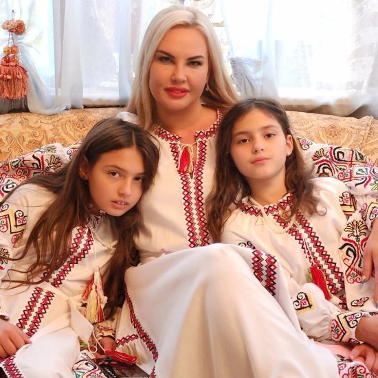 Камалія показала 11-річних доньок у кумедних костюмах і розповіла про незвичайне свято в їхній школі