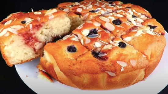 Бюджетний пиріг на кефірі: візьміть будь-яке варення