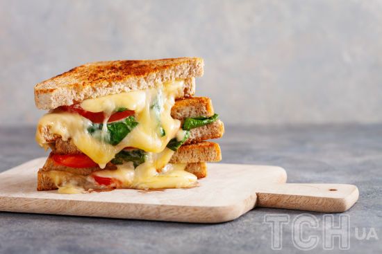 Гарячий сендвіч з яйцем за 15 хв: рецепт швидкого сніданку