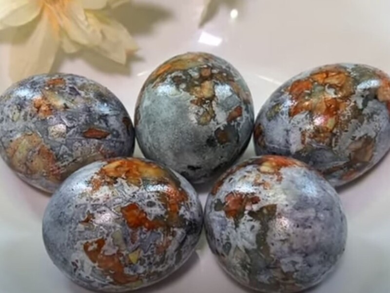 Помістіть це в каструлю – і крашанки вийдуть із гарними візерунками. Лайфхак без хімічних барвників