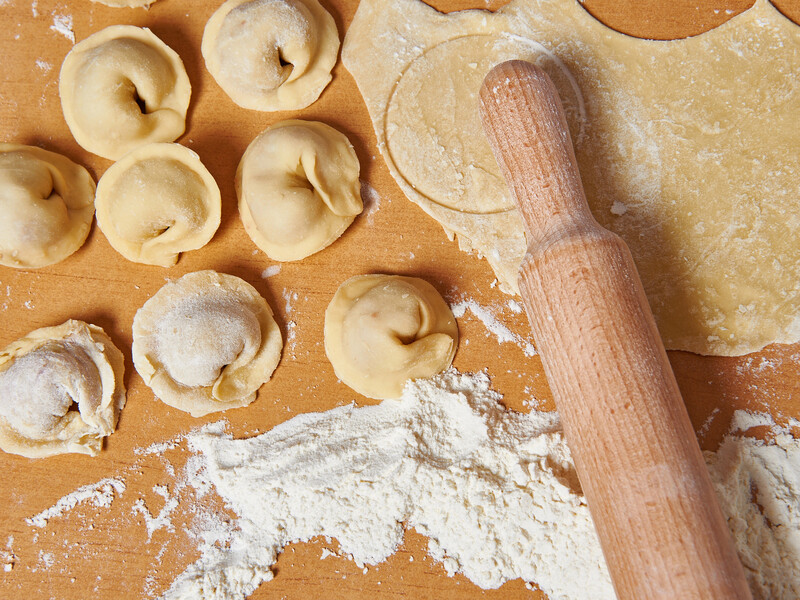 Змішайте це з борошном – і пельмені вийдуть дуже смачними. Рецепт тіста, яке не липне до рук