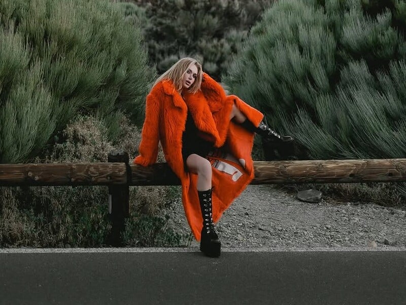 Камінська знялася на тлі згаслого вулкана