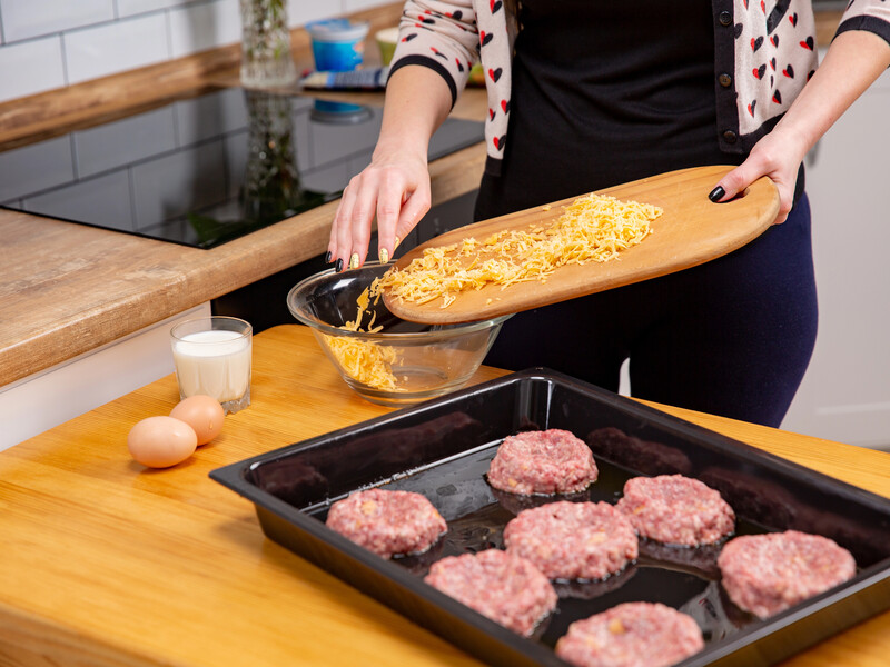 Додайте це до курячих котлет, щоб вони вийшли "надзвичайно соковитими й смачними". Рецепт