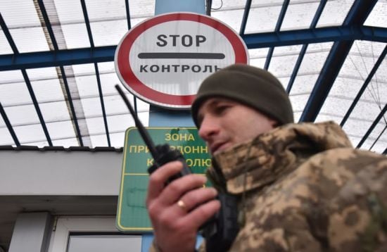 Чоловік вигадав, як під час війни виїхати за кордон: як це закінчилось