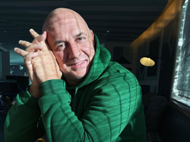 "Тільки вперед". Потап за кордоном загорнувся в український прапор і заявив, що підтримує Україну