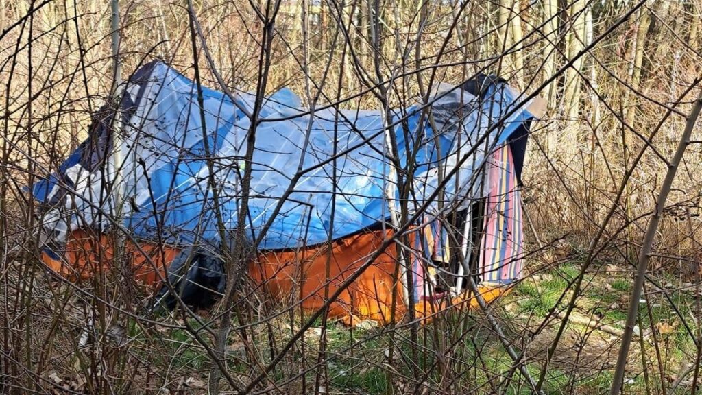 У Польщі українка жила в наметі на околиці міста: що сталося