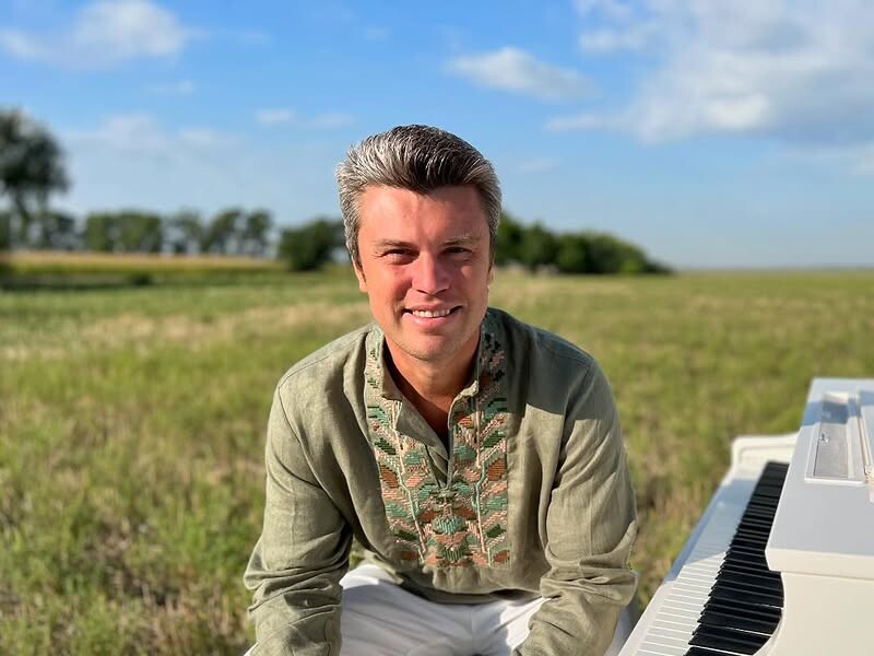 Піаніст Хмара показав, як на піаніно звучить пісня "Вимолив", яку співають Jerry Heil і Monatik