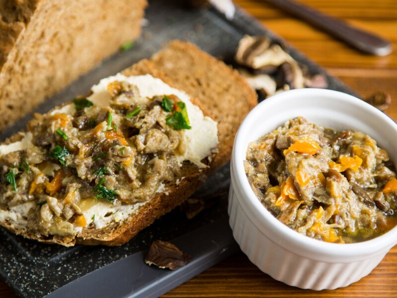 Поєднайте ці інгредієнти – і грибна намазка вийде смачною. Рецепт універсальної страви