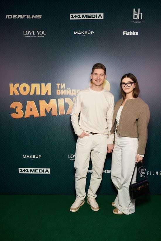 Остапчук виїхав за кордон з родиною: його дружина назвала причину і висловилася про конфлікти