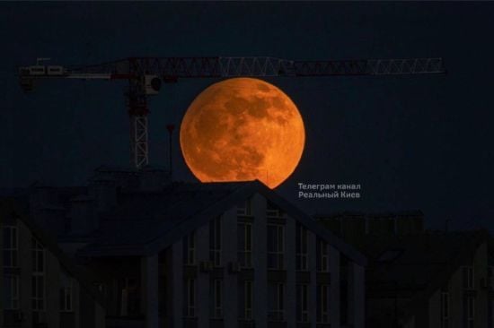 Сьогодні вночі можна буде спостерігати "криваве" місячне затемнення