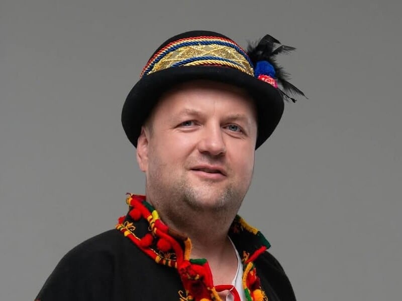 "Мене бентежило, який я матиму вигляд поруч із ними". Бронюк зіграв у серіалі роль кінопродюсера "Мене бентежило, який я матиму вигляд поруч із ними". Бронюк зіграв у серіалі роль кінопродюсера