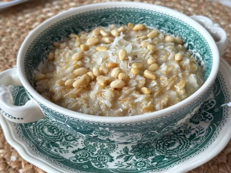 Збережіть цей рецепт неймовірно смачного сніданку. Поради, як приготувати вівсянку із сиром і горіхами