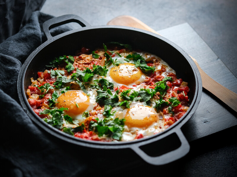 Приготуйте страву з яєць і овочів. Рецепт шакшуки від двох переможниць шоу "МастерШеф"
