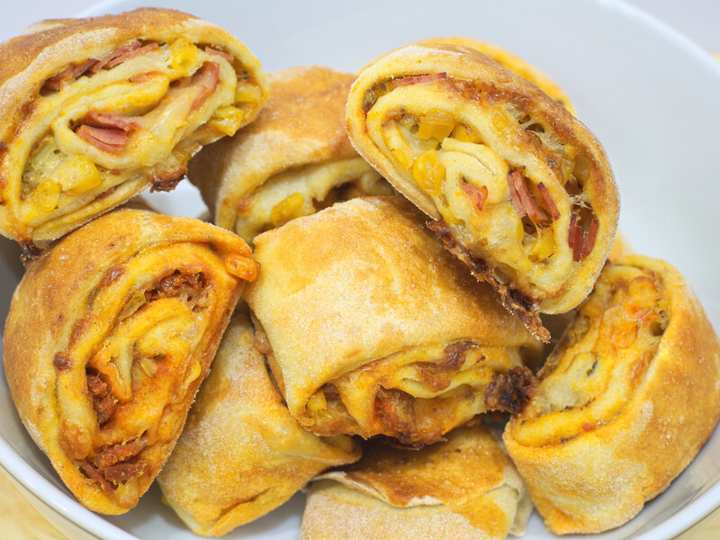 "Швидко, смачно". Рецепт піци-рола з вареною ковбасою