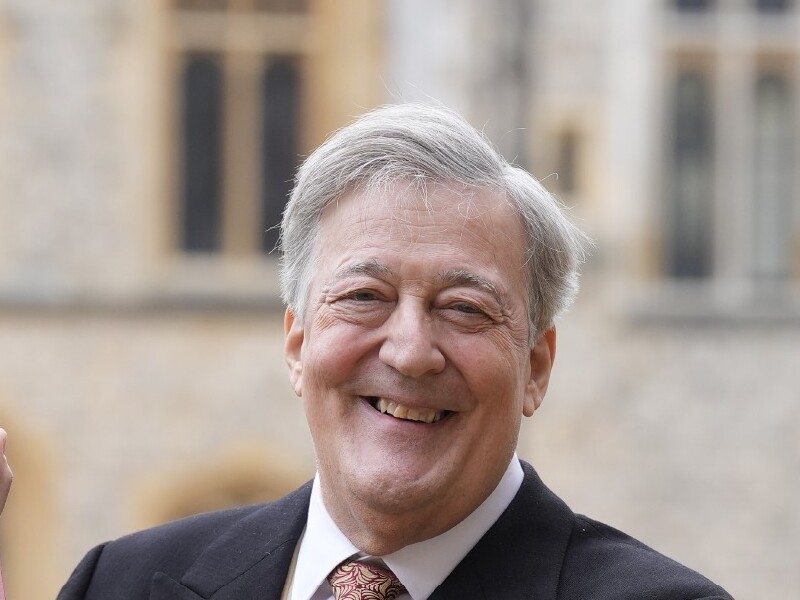 Чарльз ІІІ посвятив у лицарі Стівена Фрая. Фото