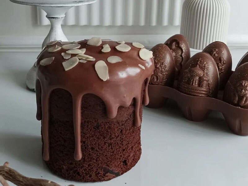 Вкрийте її шоколадною глазур'ю й посипте горішками. Рецепт шоколадної паски без дріжджів