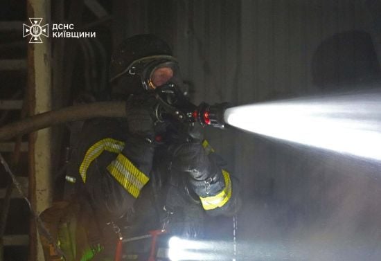 На Київщині рятувальники ліквідовують наслідки падіння уламків БПЛА (фото)