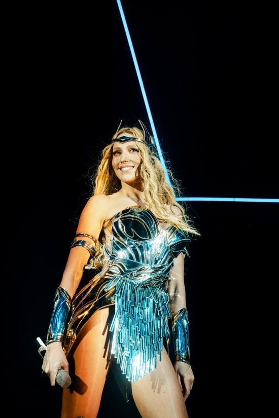 Зваблива Оля Полякова у сорочці на голе тіло вперше прикрасила обкладинку Playboy