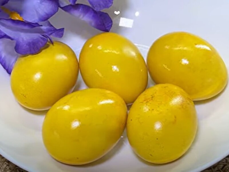 Додайте це у воду – і крашанки будуть жовтого кольору. Лайфхак, як без хімії пофарбувати яйця на Великдень