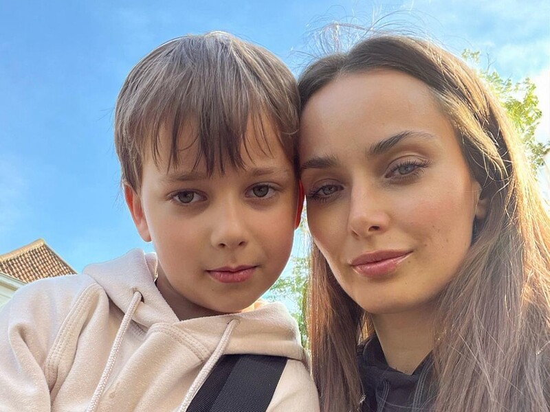 Мішина показала, як розважається за кермом під час поїздки із сином