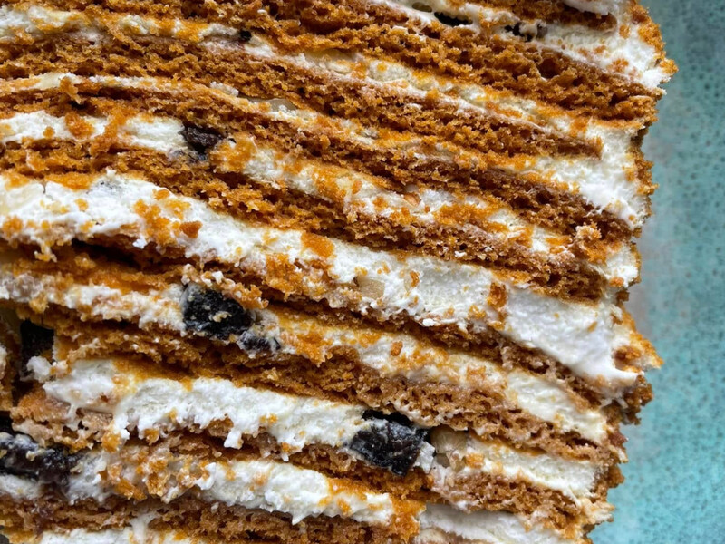 Прогрійте мед, цукор і масло й додайте до тіста. Карамельний медівник із чорносливом і горіхами