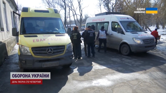 Жінка не випускає з рук шматок хліба: як відбувається евакуація з Донеччини