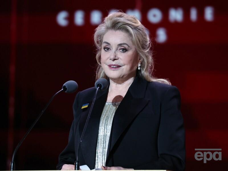 Деньов присвятила відкриття церемонії "Сезар" Україні. Зал оваціями підтримав актрису. Відео