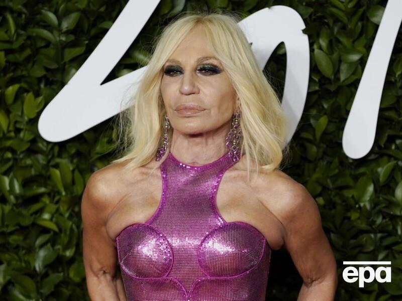 Донателла Версаче покинула пост креативного директора Versace, який обіймала 28 років Донателла Версаче покинула пост креативного директора Versace, який обіймала 28 років