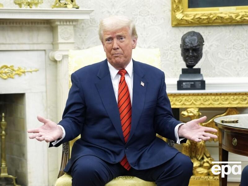 Журналістка зачепила Трампа мікрофоном по обличчю. Його зла реакція завірусилася в мережі. Відео