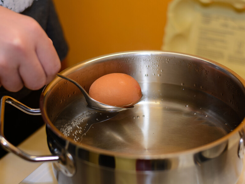 Саме так потрібно варити яйця. Експерт назвав порядок дій