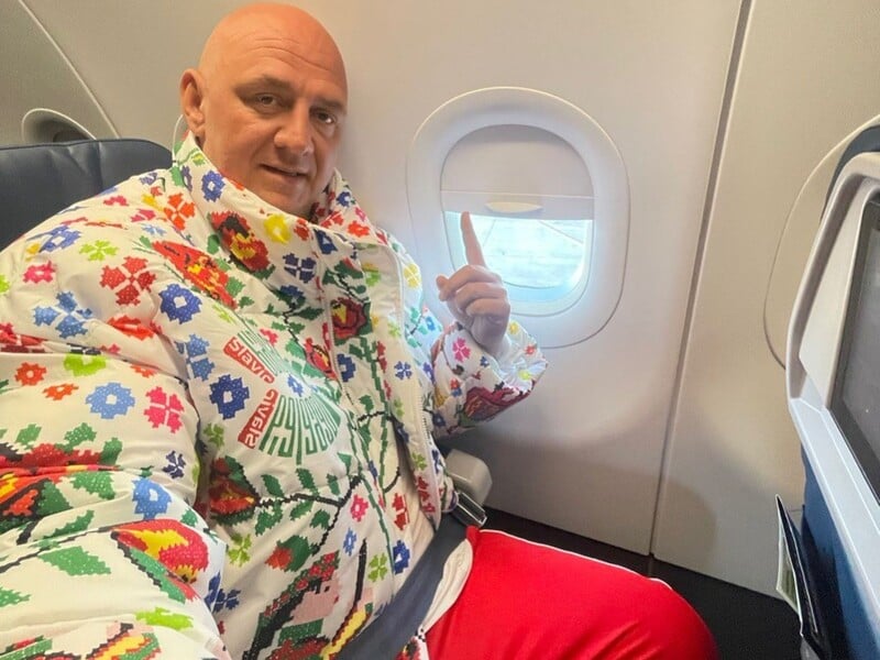 Потап на тлі сварки з Каменських публічно цілувався із шанувальницею. Відео