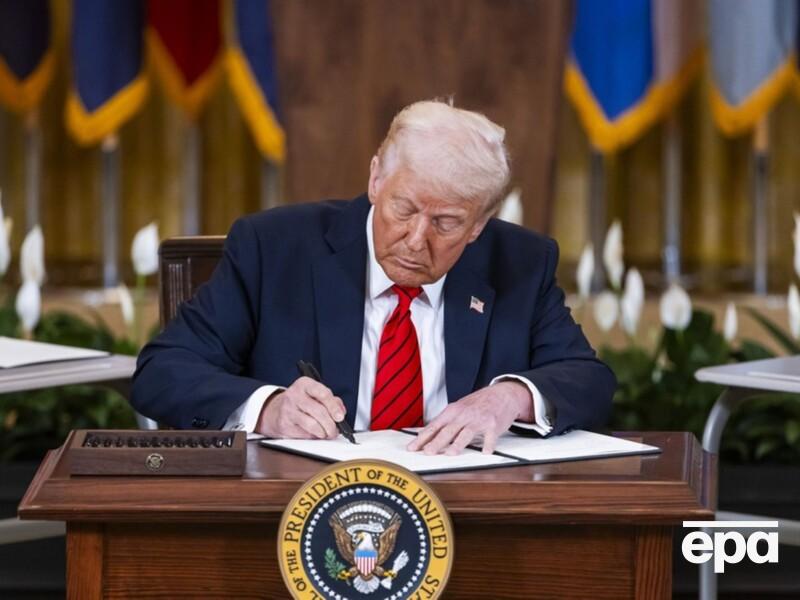 На руці 78-річного Трампа знову помітили "загадковий" синець