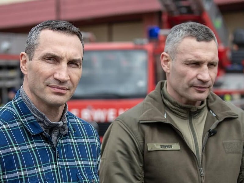 "Дякую мамі за такий крутий подарунок". Віталій Кличко привітав брата із днем народження
