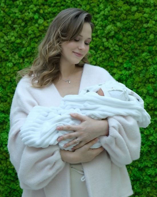 Анна Кошмал народила доньку та показала її перші фото в пологовому