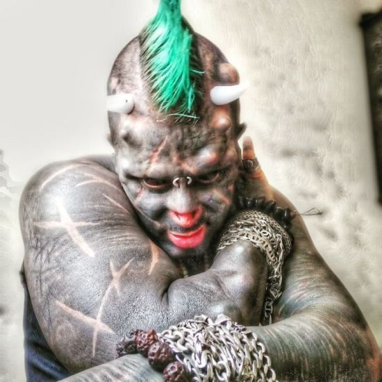 "Людина-сатана", що вставив 33 роги, видалив вуха і соски, приголомшив новою модифікацією – фото