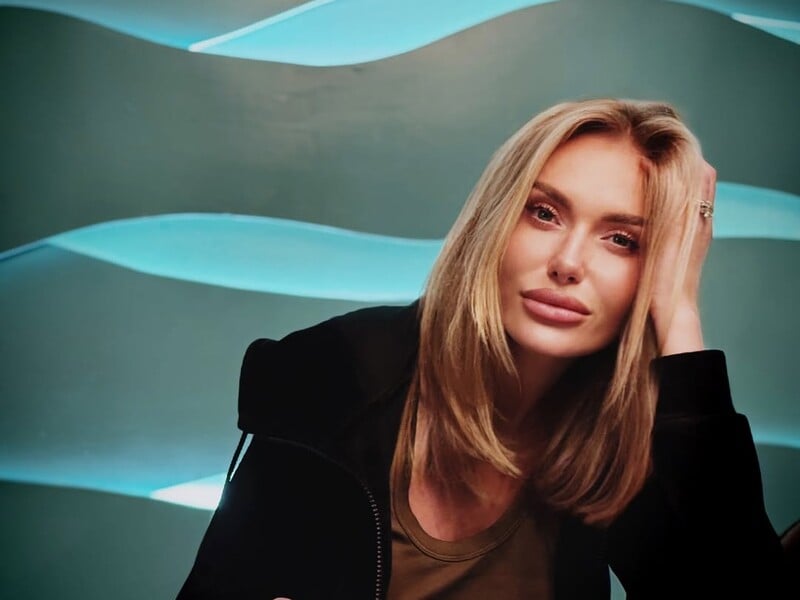 Із келихом за столом. Опубліковані свіжі фото Камінської, яка покинула Україну