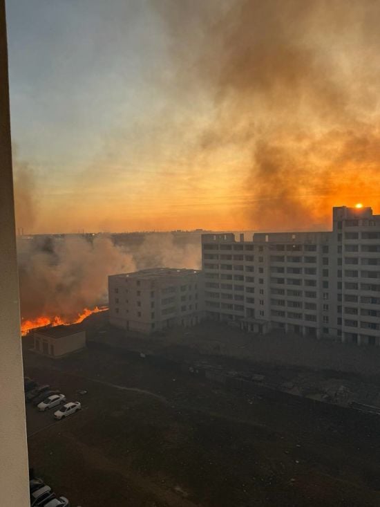Під Києвом зайнялася масштабна пожежа: що відомо (відео)