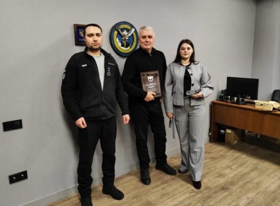 “Геть песимізм!” - Буданов зустрівся з Подерв’янським та вручив митцю подяку від ГУР й нагородний ніж